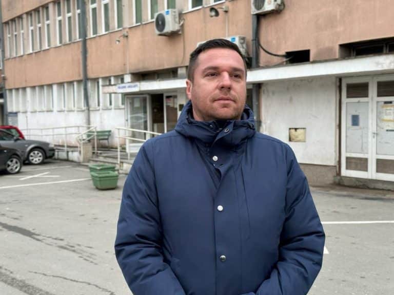 Jedan učenik u Tutinu uboden nožem, povredio ga vršnjak (VIDEO)