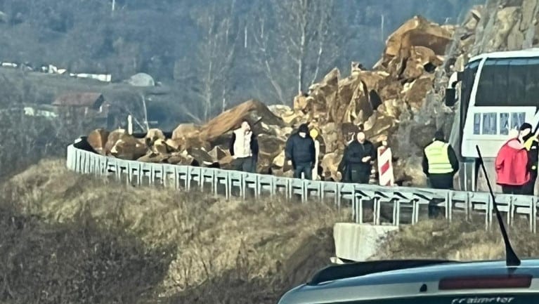 Odron na putu Raška-Kosovska Mitrovica, saobraćaj potpuno obustavljen