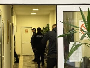 Učenici i profesori Tehničke škole u Novom Pazaru evakusani zbog biber spreja (video)