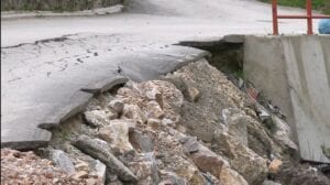 Meštani: Svakog časa čekamo da se put uruši (video)