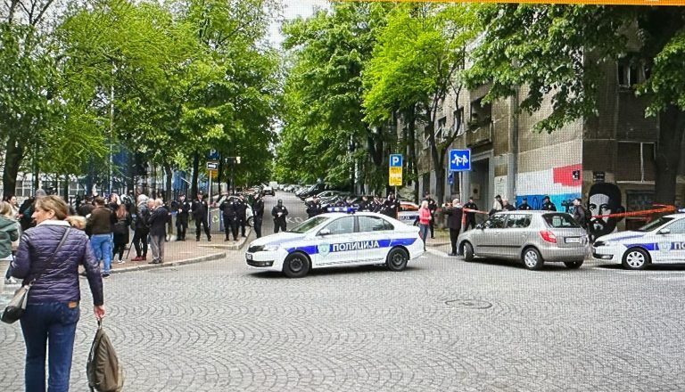 U pucnjavi u školi na Vračaru poginulo osmoro dece i radnik obezbeđenja (uživo video)