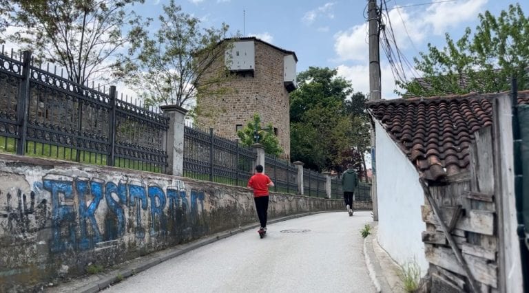 Zašto su električni trotineti i bicikli loši za razvoj deteta? (VIDEO)