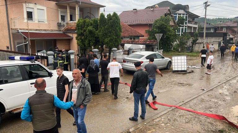 Blokirane ulice zbog izlivanja Trnavice i Jošanice (VIDEO)