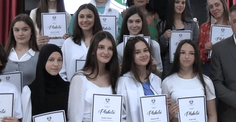 Učenici sa bilborda pešačke zone (VIDEO)