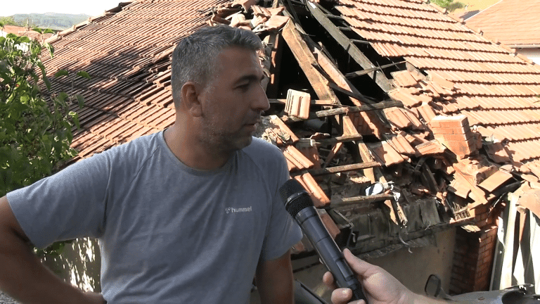 Automobil sleteo na krov kuće u Novom Pazaru (VIDEO)