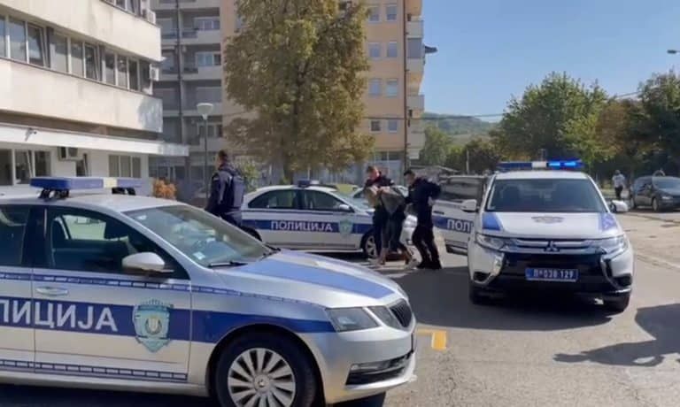 Uhapšena Novopazarka (29) – u stanu pronađeno oružje i droga (VIDEO)