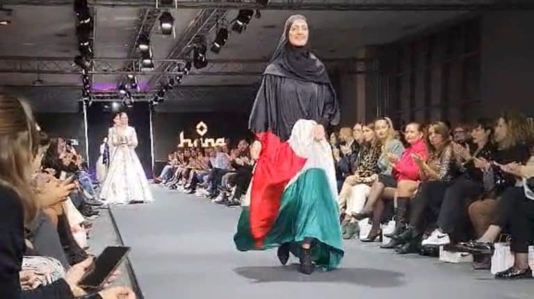 „Serbia fashion week“ izbrisao fotografije dizajnerke iz Novog Pazara na kojima se vidi haljina u bojama palestinske zastave (video)