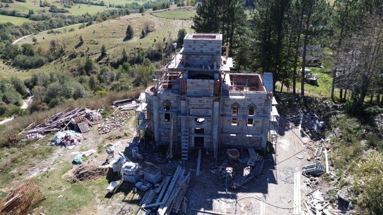 BOŠNJACI I SRBI ZAJEDNO GRADE CRKVU U SJENICI