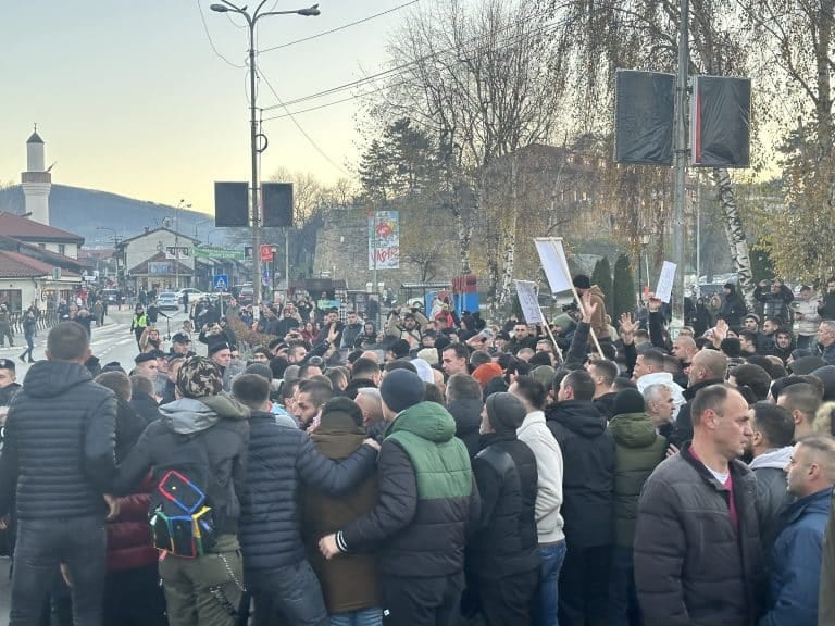 Incident na skupovima vlasti i opozicije Novi Pazar (VIDEO)