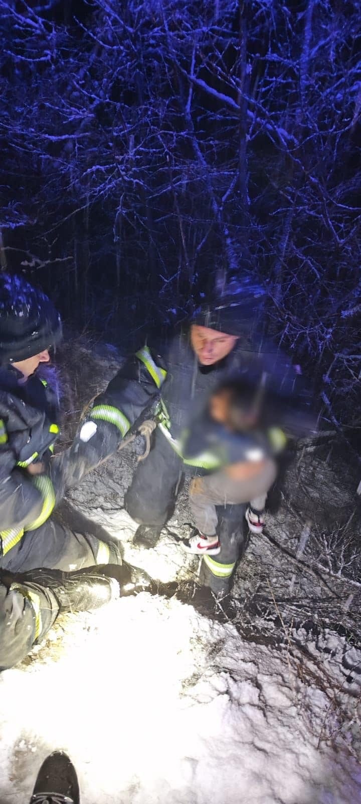 Suprug, trudnica i četvorogodišnje dete sleteli u kanjon od 100 metara kod Tutina SVE EKIPE NA TERENU