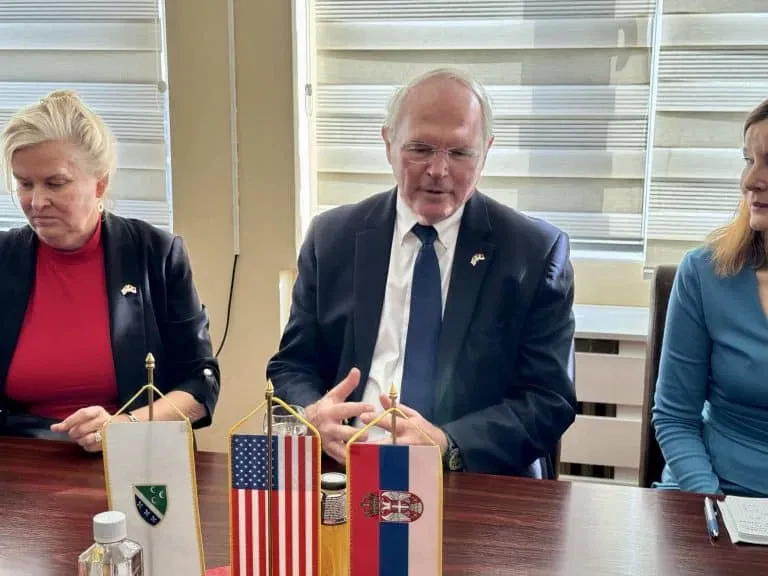 Hil: “Neophodno je raditi na rešavanju neravnopravnosti medijskog sufinansiranja” (VIDEO)