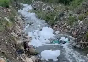 Voda potpuno bela od sapunice u reci Trnavici: Stanovnici novopazarskog naselja u šoku, plaše se potencijalnog ekološkog incidenta (FOTO)(VIDEO)