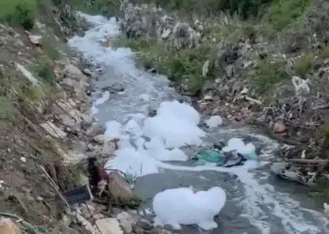 Voda potpuno bela od sapunice u reci Trnavici: Stanovnici novopazarskog naselja u šoku, plaše se potencijalnog ekološkog incidenta (FOTO)(VIDEO)