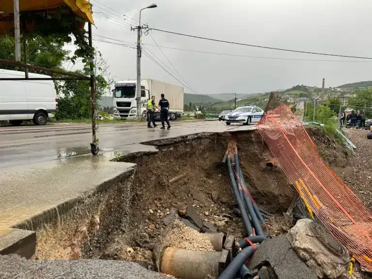 U naselju Šestovo obrušio se deo puta, zbog nevremena, gradski štab proglasio vanrednu situaciju