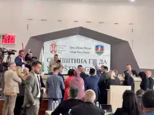 Haos u skupštini: Prekinuto zasedanje zbog polemike