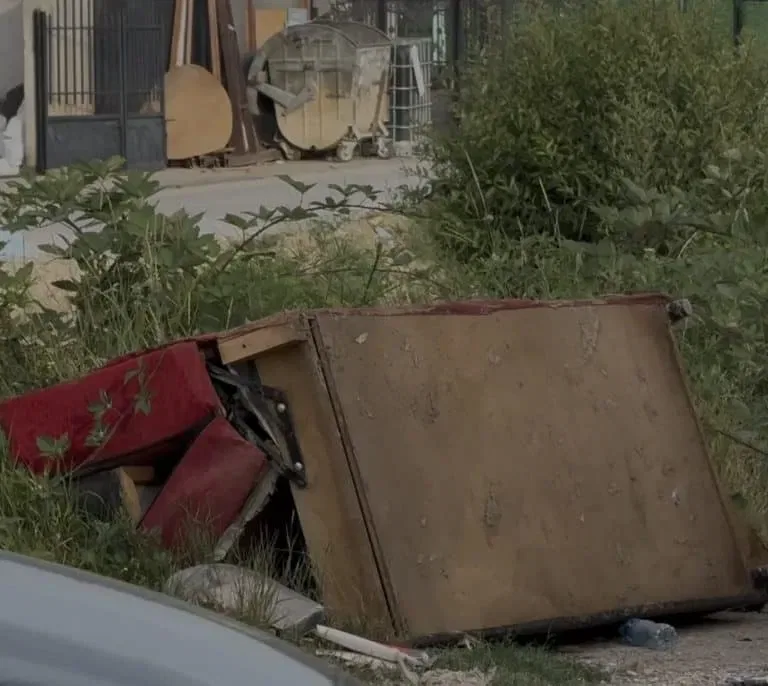 PRIJAVI PROBLEM: U Novom Pazaru nesavesni građani su bacili kauč na obalu reke Trnavice