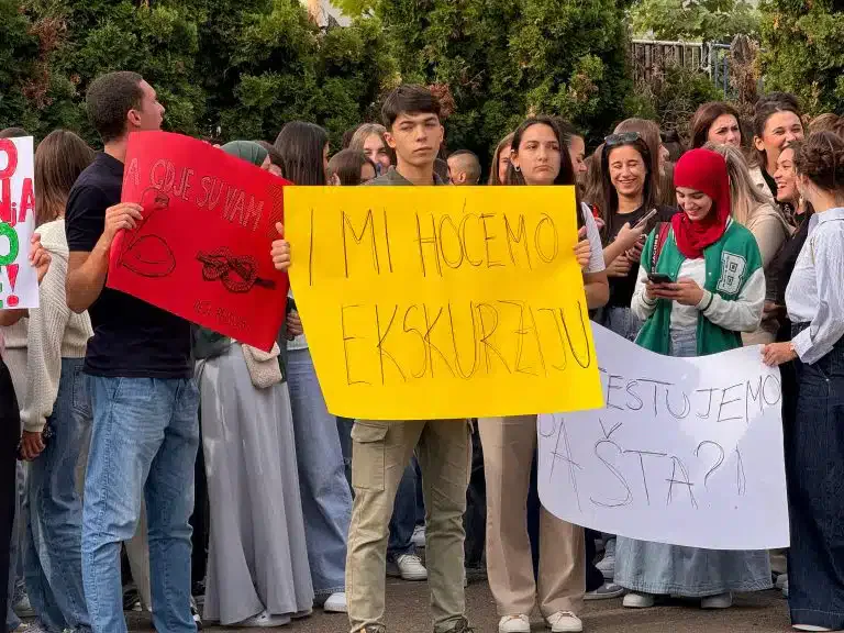 Novopazarski gimnazijalci organizovali protest