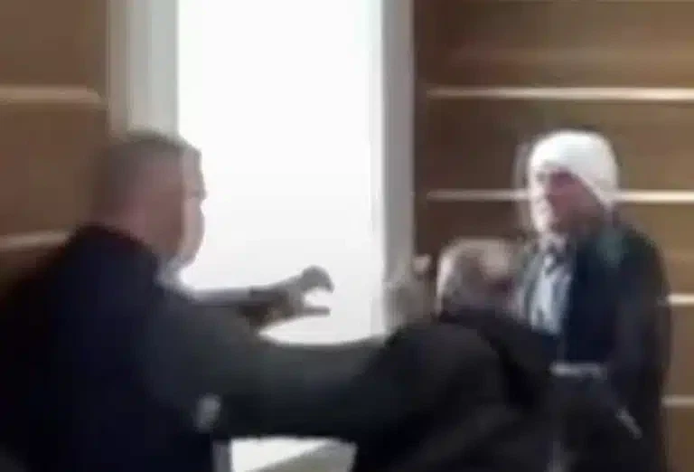 Kamberović fizički nasrnuo na Aljovića tokom sednice Skupštine opštine Sjenica