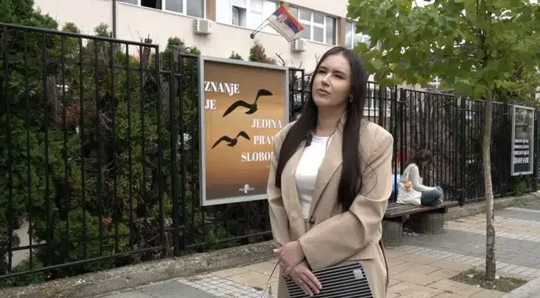 “Dok sam bila na porodiljskom bolovanju u školi su raspisali konkurs za moje radno mesto” (VIDEO)