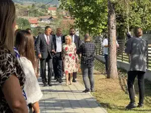 Učenici škole ‘Đura Jakšić’: Hvala vam ministarka što ste došli, ali nama treba sala (VIDEO)