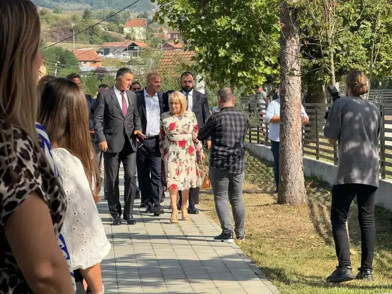 Učenici škole ‘Đura Jakšić’: Hvala vam ministarka što ste došli, ali nama treba sala (VIDEO)