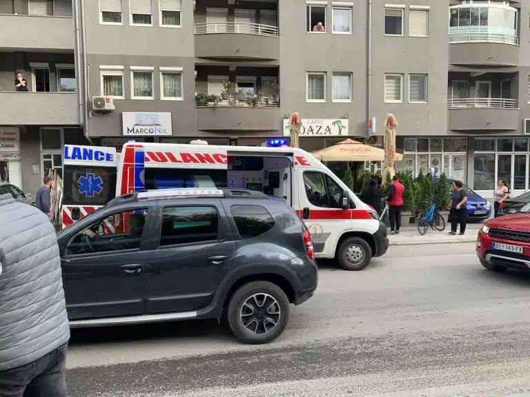 Jednoipogodišnje dete palo sa četvrtog sprata zgrade u Novom Pazaru (VIDEO)