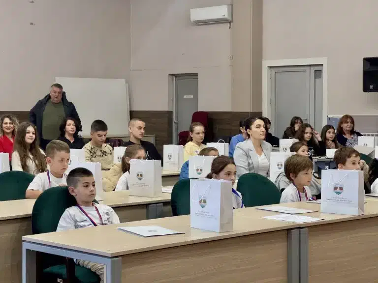 Deca na sednici dečije skupštine ukazala na probleme sa bezbednošću na ulicama i psima lutalicama (VIDEO)