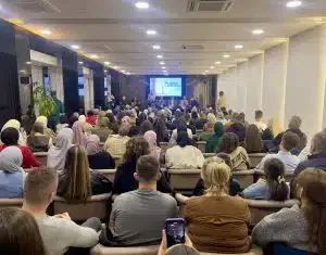 Književno veče „Poslanik u mom srcu“ okupilo ljubitelje literature u Novom Pazaru