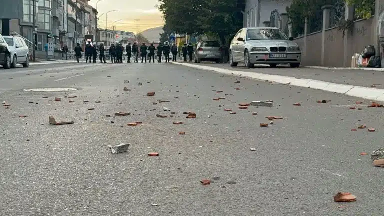 Povređeno šest policajaca u sukobima sa navijačima FK Novi Pazar (VIDEO)