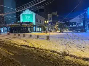 Haos zbog snega: Srušene bandere i kablovi, obustava struje i blokade puteva u Novom Pazaru (VIDEO)