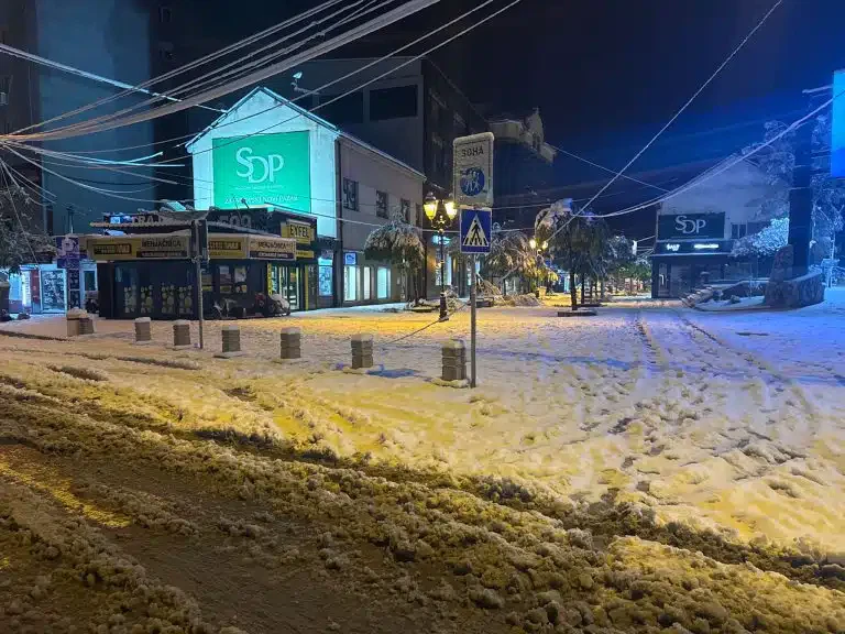Haos zbog snega: Srušene bandere i kablovi, obustava struje i blokade puteva u Novom Pazaru (VIDEO)