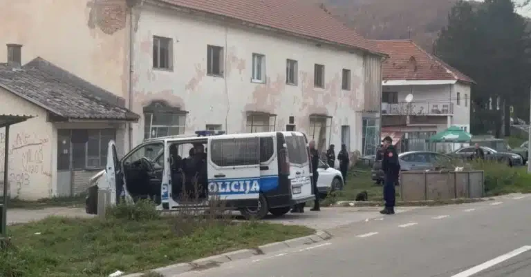 Potraga za osumnjičenim za dvostruko ubistvo/ A1 na licu mesta (VIDEO)