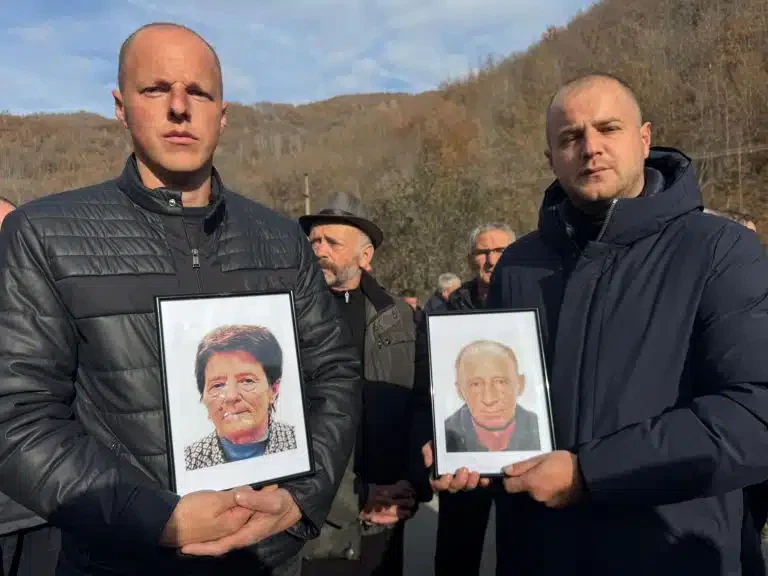 Meštani blokirali put zbog Balijagića: „Da je krenulo dvesta žena sa metlama, pre bi ga priveli pravdi“ (VIDEO)