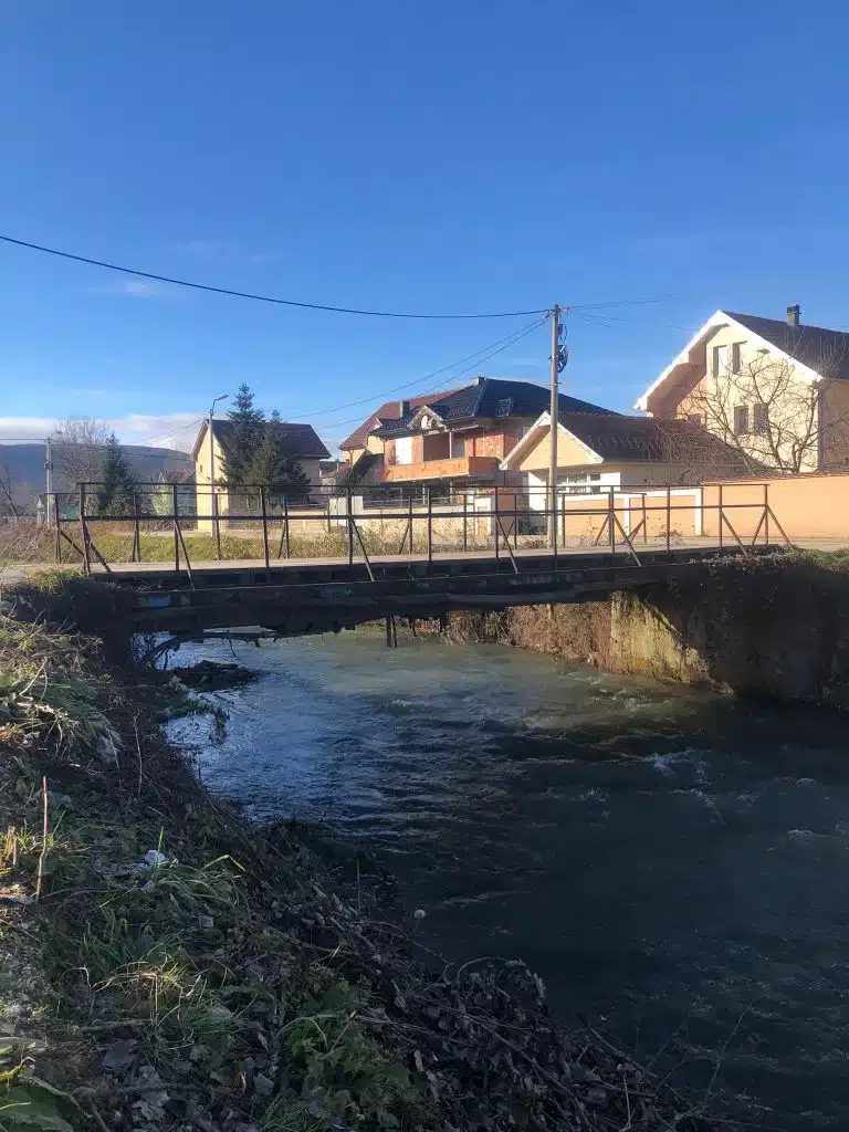 Obustava saobraćaja zbog rekonstrukcije mosta preko reke Raške