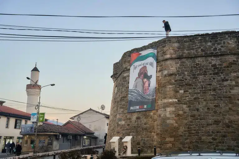 ‘Dušo moje duše’: Poruka sa novopazarskog bedema u znak sećanja na Khaleda Nabhana (VIDEO)