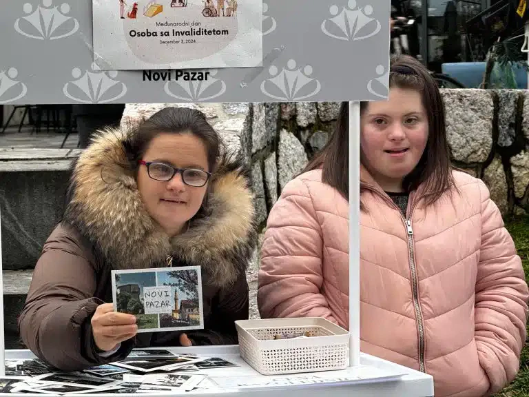 Specijalne razglednice se prodaju u Novom Pazaru, veliko interesovanje građana (VIDEO)