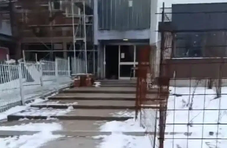 PRIJAVI PROBLEM: Poledica u dvorištu bolnice otežava prilaz ambulanti i ugrožava bezbednost pacijenata (VIDEO)