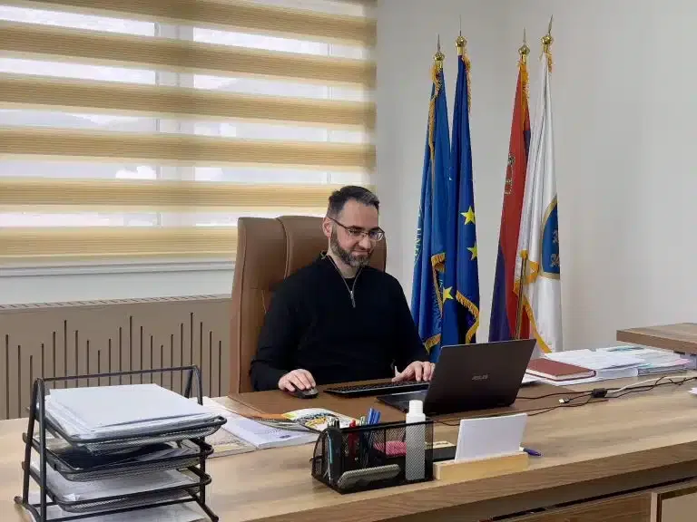 Svež izgled za novu eru: Univerzitet u Novom Pazaru promenio vizuelni identitet (VIDEO)