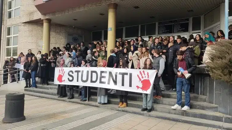 Nakon ćutanja studenti zahtevaju da im se otvore vrata DUNP-a (VIDEO)