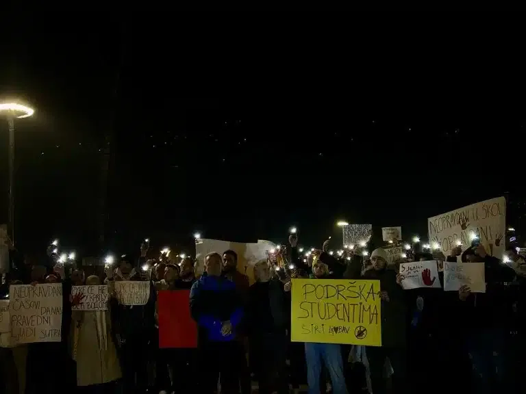 Građani Sjenice održali prvi protest, pridružujući se studentskim protestima (VIDEO)