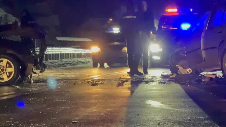 Dva lica teže povređena na putu ka Tutinu, saobraćaj obustavljen (VIDEO)
