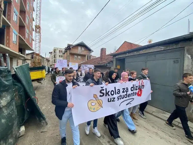 Srednjoškolci u Novom Pazaru: “Nećemo biti generacija koja ćuti” (VIDEO)