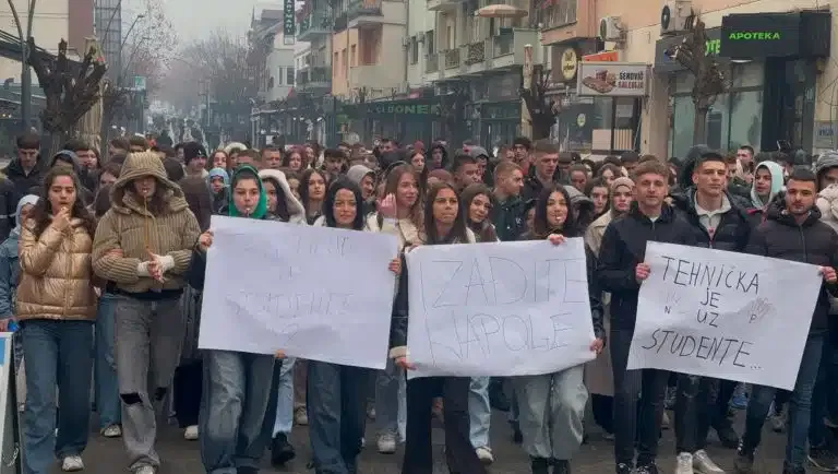 Masovni bojkot nastave srednjoškolaca u Novom Pazaru (VIDEO)