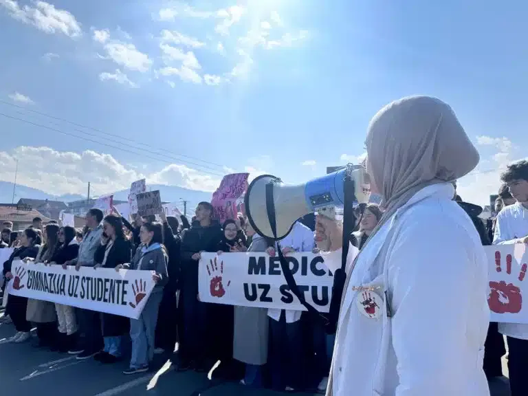 Srednjoškolci i studenti blokirali magistralu na sat vremena (VIDEO)