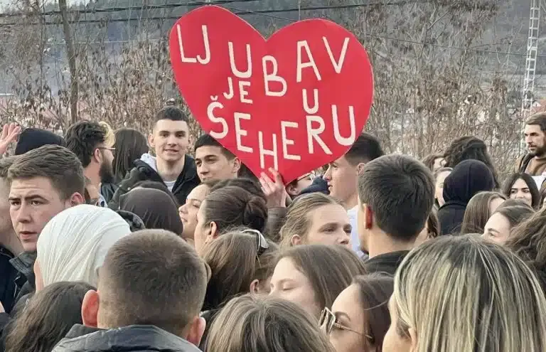 Atmosfera na blokadi: Muzika, igre i jedinstvo studenata (VIDEO)
