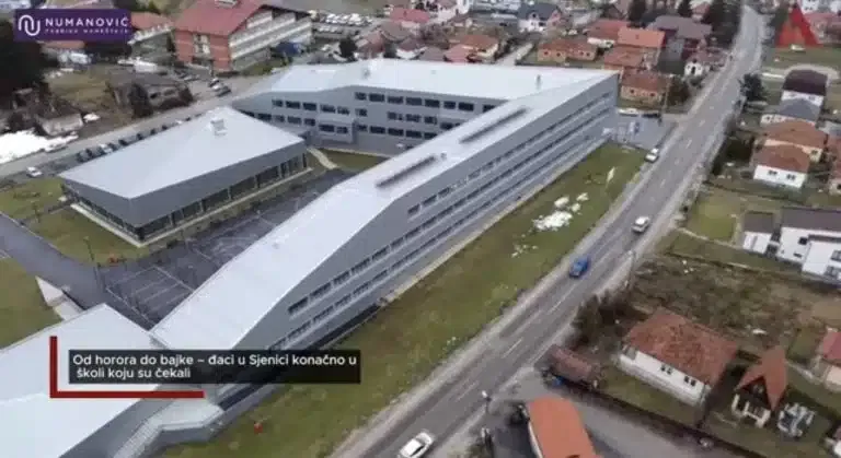 Od horora do bajke- đaci u Sjenici konačno u školi koju su čekali (VIDEO)