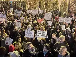 Druga protestna šetnja u Novom Pazaru: Protesti i blokade se nastavljaju (VIDEO)