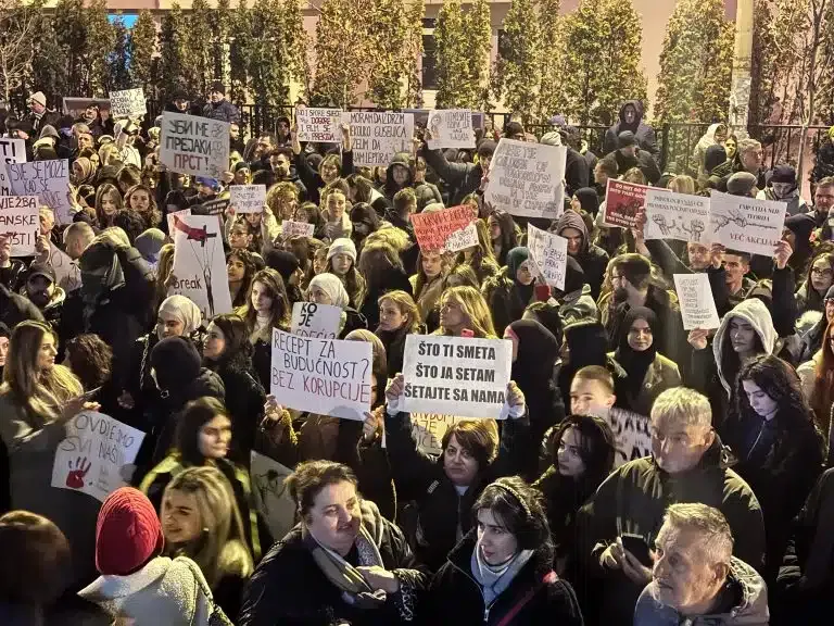 Druga protestna šetnja u Novom Pazaru: Protesti i blokade se nastavljaju (VIDEO)