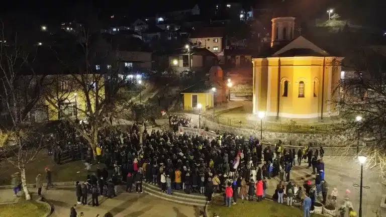 Građani Raške pustili 15 balona u znak sećanja na žrtve tragedije u Novom Sadu (VIDEO)