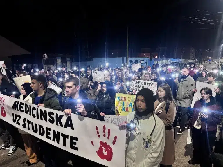 Protest učenika Medicinske škole ‘Dva heroja’: Podrška studentima i borba za bolju budućnost (VIDEO)